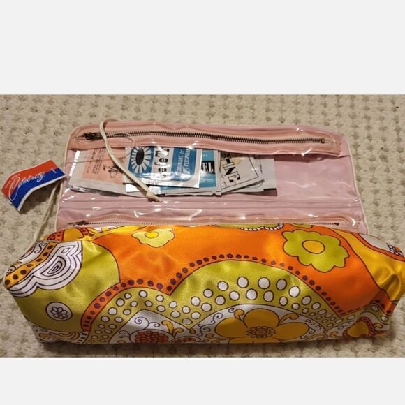 Vtg. Mint W/Tags & Original Products Included"Celebrity" Mod Toiletries Roll Bag - Picture 4 of 7